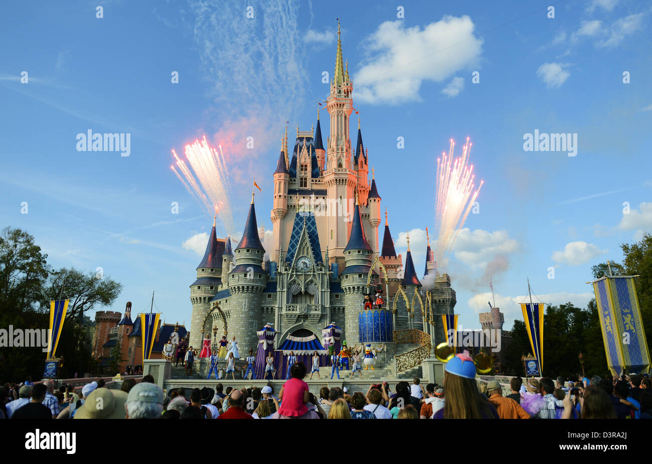 Fuochi d'artificio andando fuori al Castello Disney in Disney World dopo uno spettacolo con Topolino e Minnie, Pippo e altri caratteri. Foto Stock