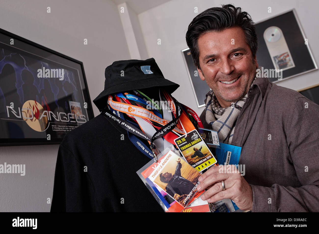 Tedesco cantante pop e produttore Thomas Anders sorrisi come egli presenta backstage scudetti nel suo ufficio a Urbar, Germania, 12 marzo 2013. L'ex cantante dei German pop band 'Moderne Talking" celebra il suo cinquantesimo compleanno il 1 marzo 2013. Foto: Thomas Frey Foto Stock Tedesco cantante pop e produttore Thomas Anders sorrisi come egli presenta backstage scudetti nel suo ufficio a Urbar, Germania, 12 marzo 2013. L'ex cantante dei German pop band 'Moderne Talking" celebra il suo cinquantesimo compleanno il 1 marzo 2013. Foto: Thomas Frey Foto Stock