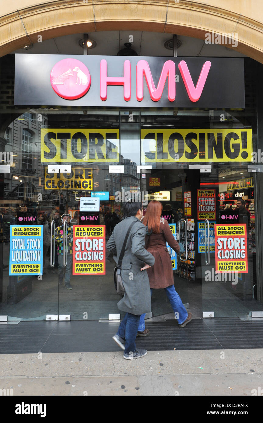 Piccadilly Circus, Londra, Regno Unito. Il 23 febbraio 2013. HMV store nel Trocadero ha 'store chiusura dell' segni con molti sconti. L'HMV store in il Trocadero di Londra centrale è la chiusura con il gruppo è in amministrazione. Credito: Matteo Chattle / Alamy Live News Foto Stock