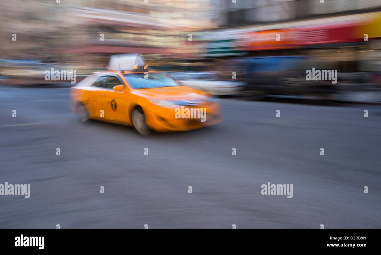 Un nuovo modello ibrido medaglione giallo taxi nella città di New York Foto Stock