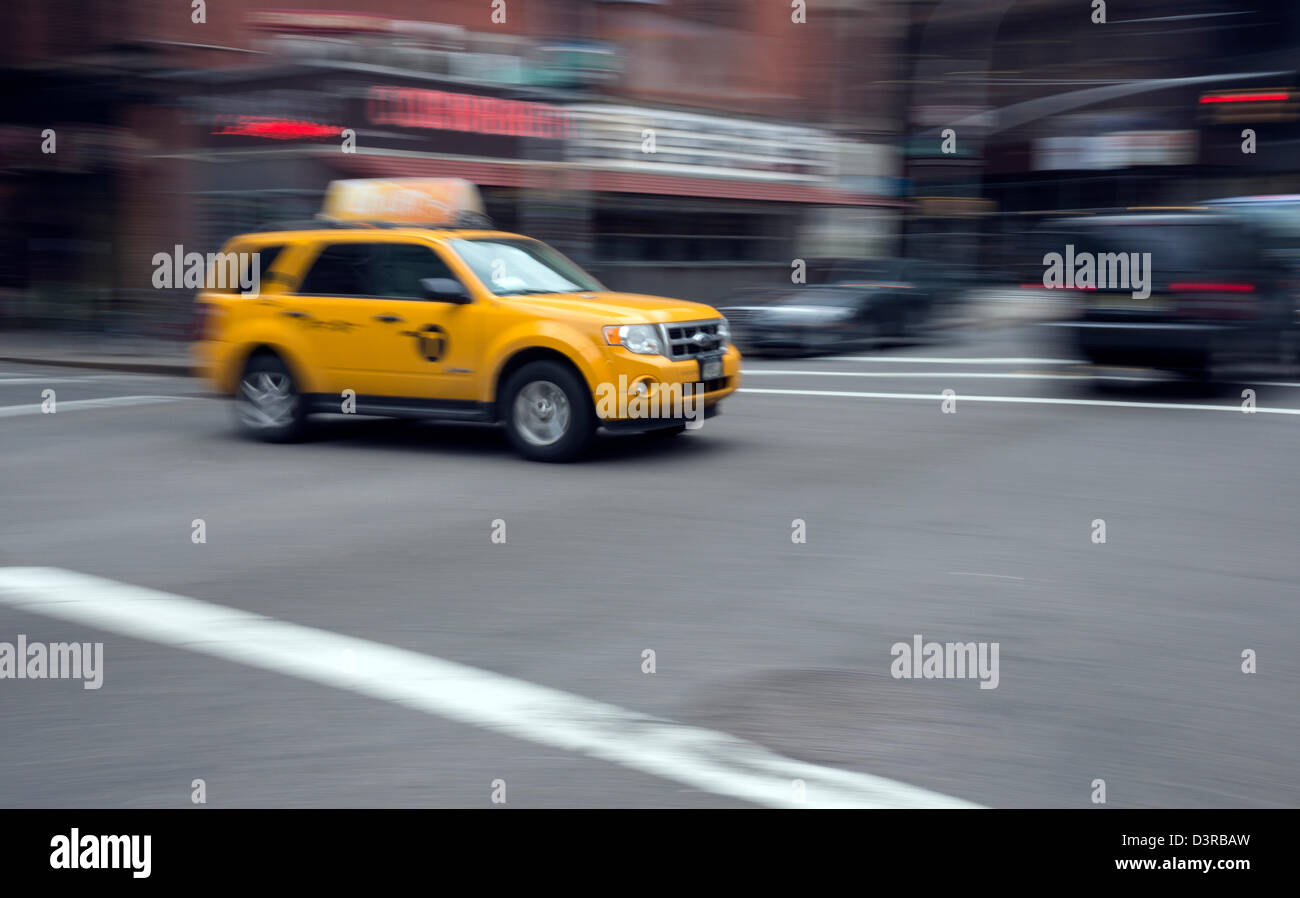 Un nuovo modello ibrido giallo taxi nella città di New York Foto Stock