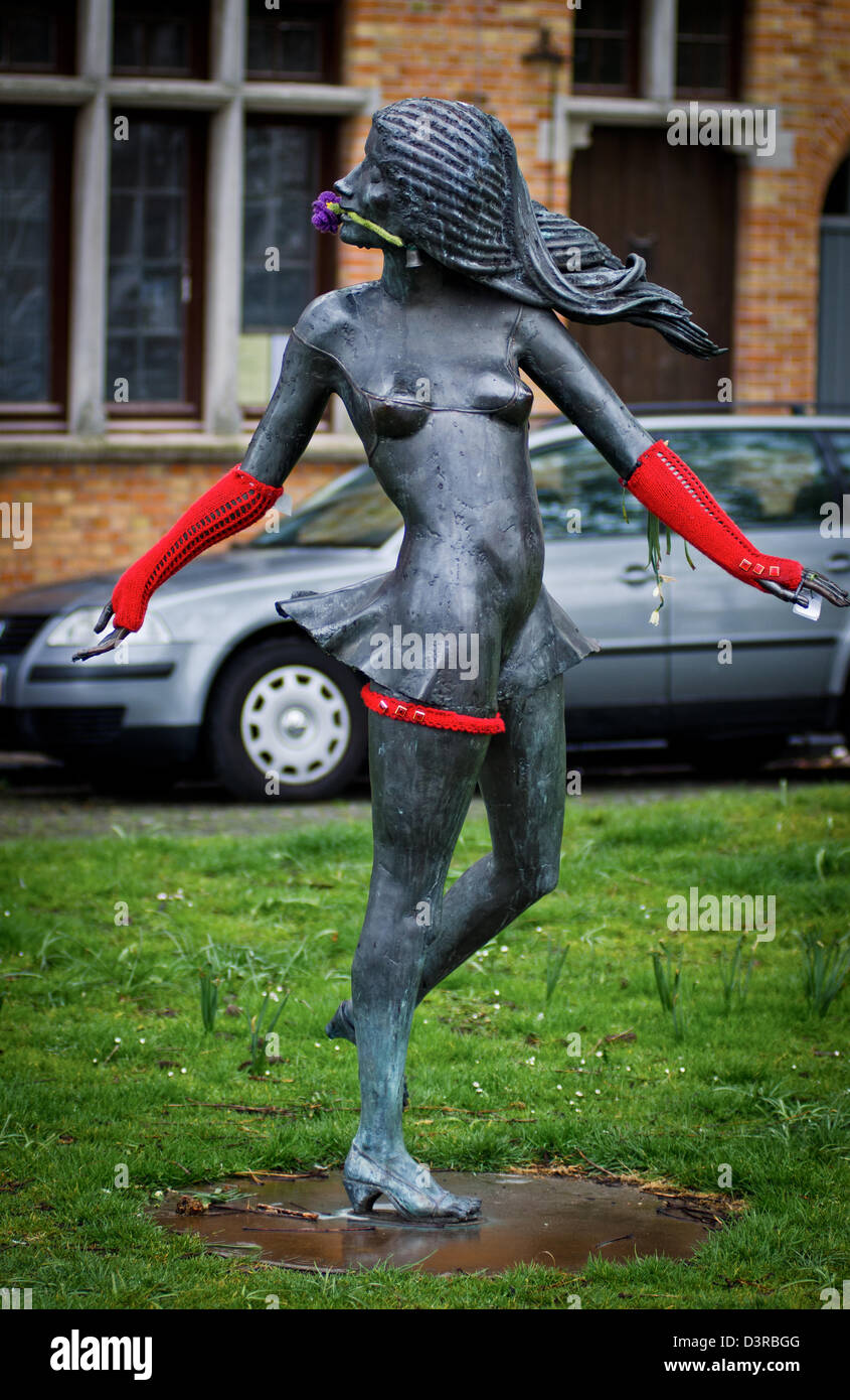 Statua di Marieke indossando guanti a maglia, con una maglia fiore nella sua bocca Foto Stock