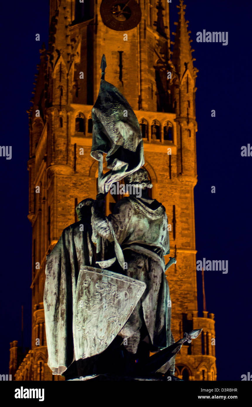 Bruges Belfry presso la notte - Statua di Jan Breydel e Pieter De Coninck Foto Stock Bruges Belfry presso la notte - Statua di Jan Breydel e Pieter De Coninck Foto Stock