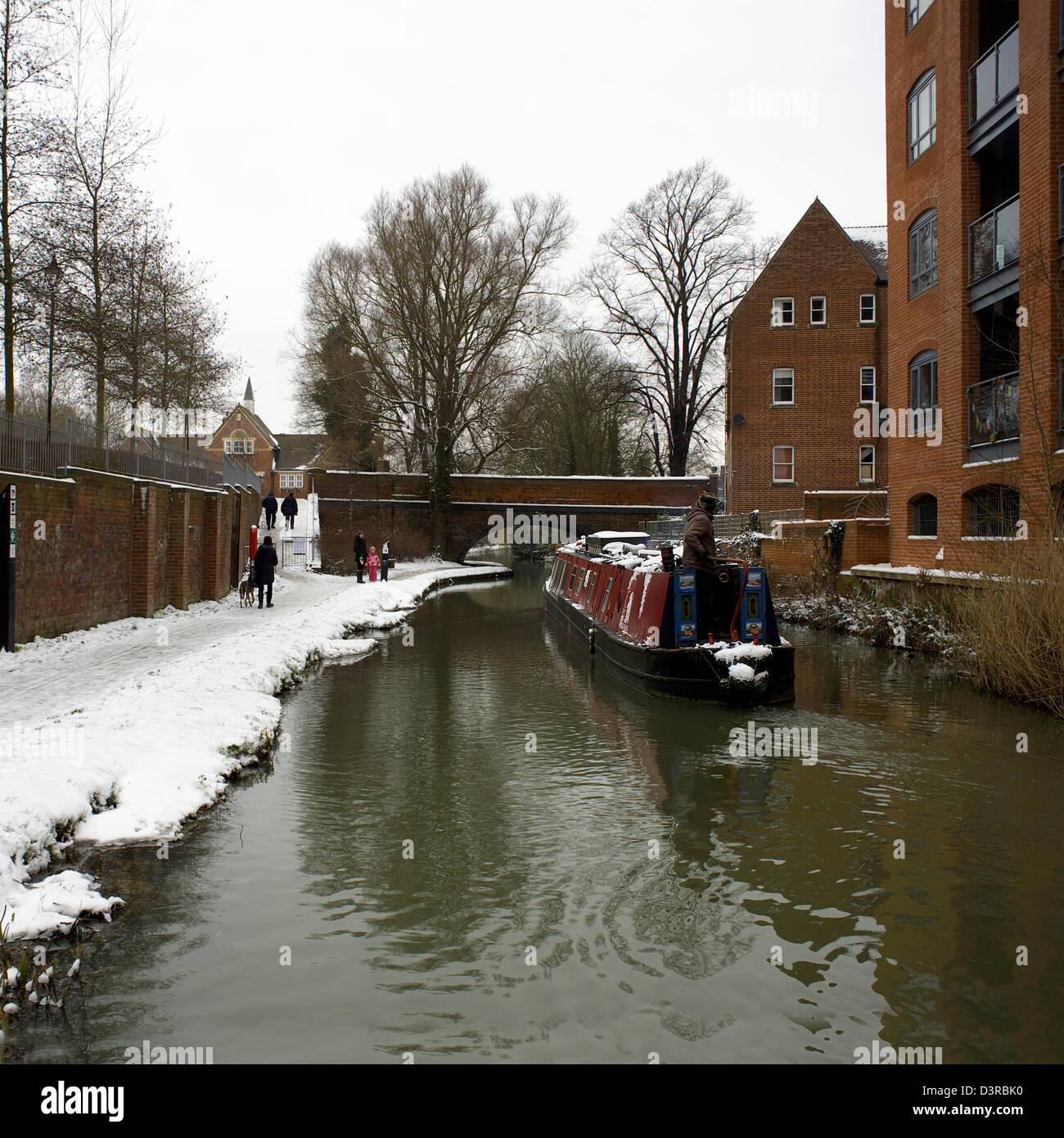 Inverno a sud Oxford Canal, città di Oxford, Oxfordshire, Oxon, Inghilterra, imbarcazione narrowboat, barca stretta, neve, scena invernale, Foto Stock