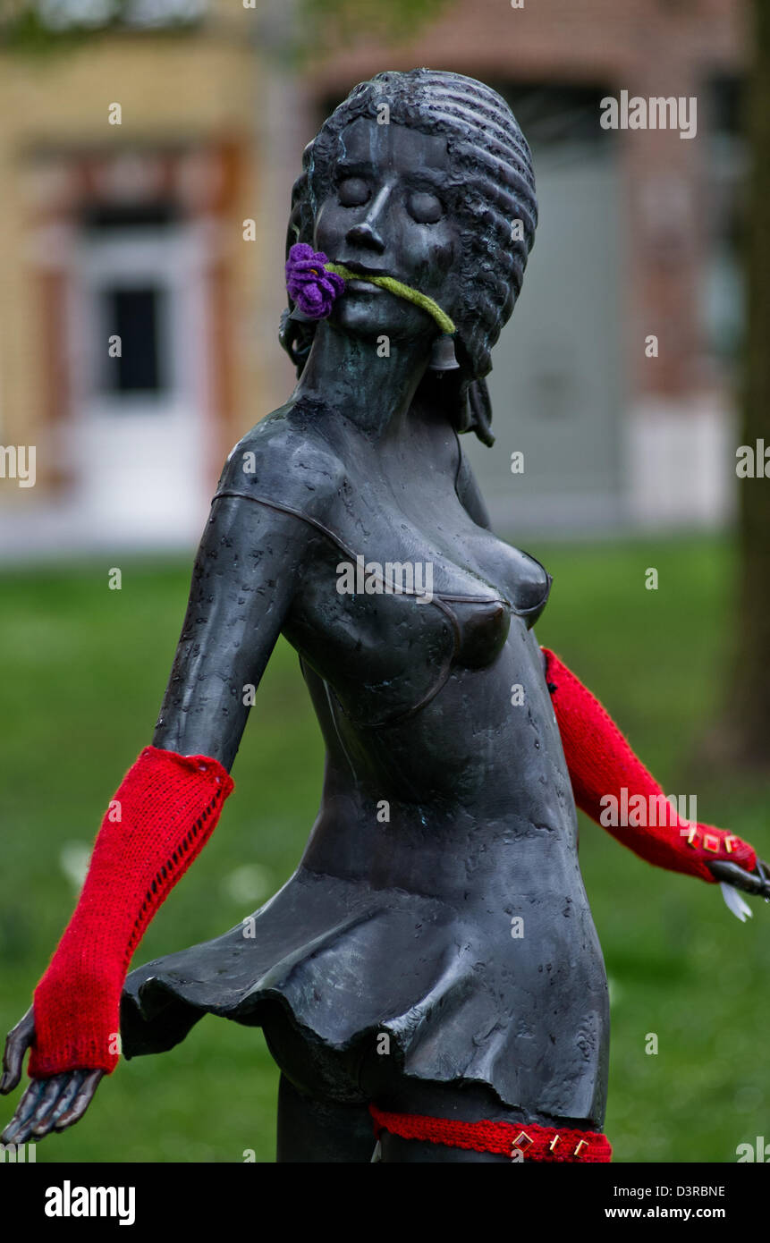 Statua di Marieke indossando guanti a maglia, con una maglia fiore nella sua bocca Foto Stock