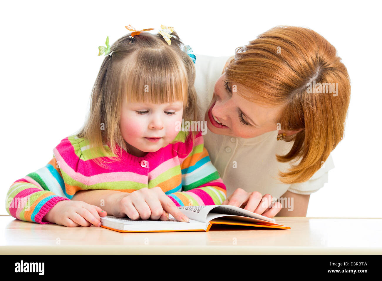 Felice la madre e il bambino la lettura di un libro insieme Foto Stock