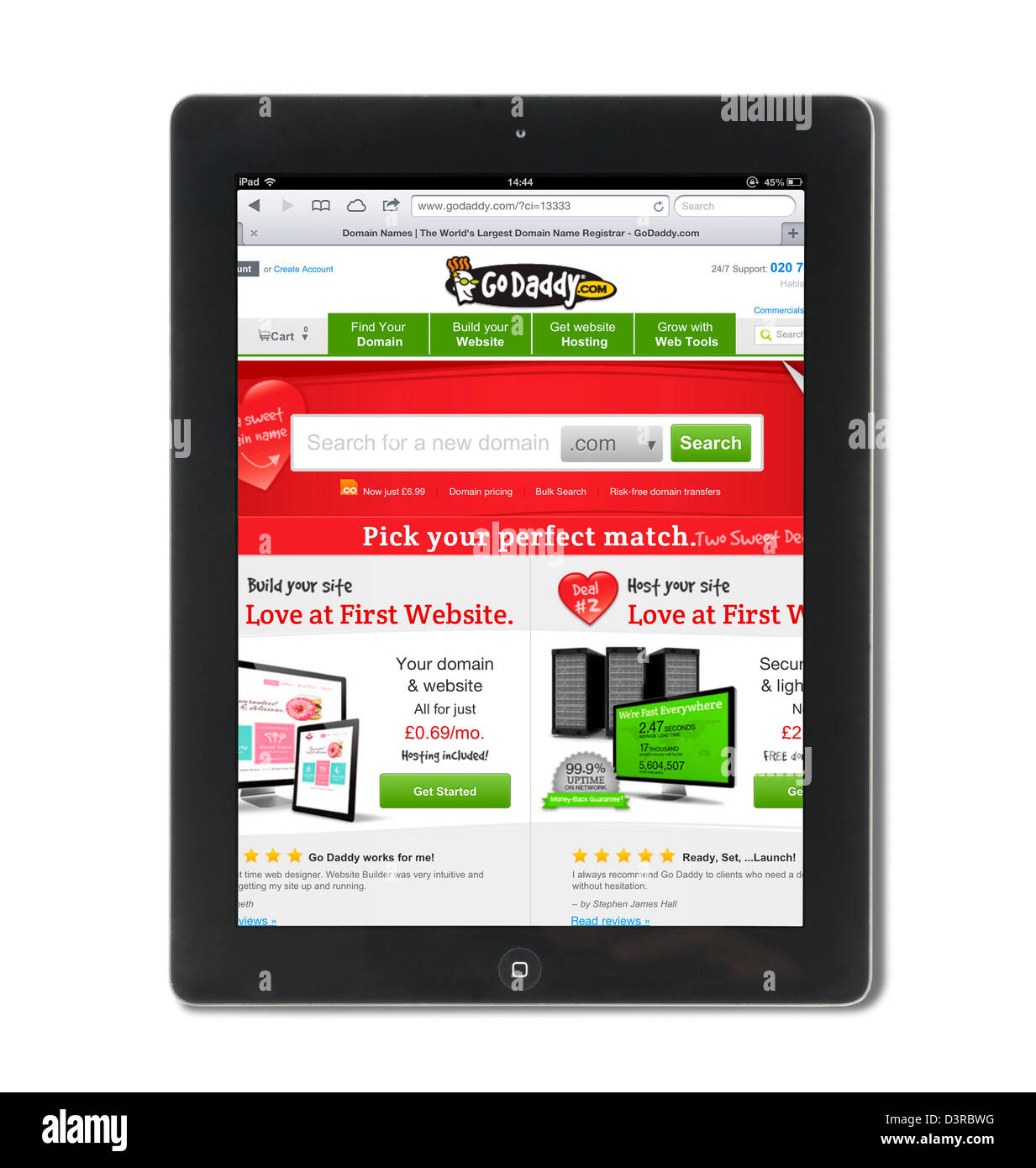 La registrazione del dominio e hosting web site Go Daddy visualizzati su una quarta generazione di iPad Foto Stock