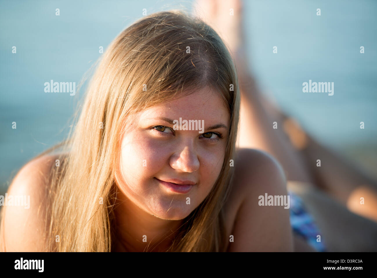 Piuttosto giovane donna rilassante sulla spiaggia Foto Stock