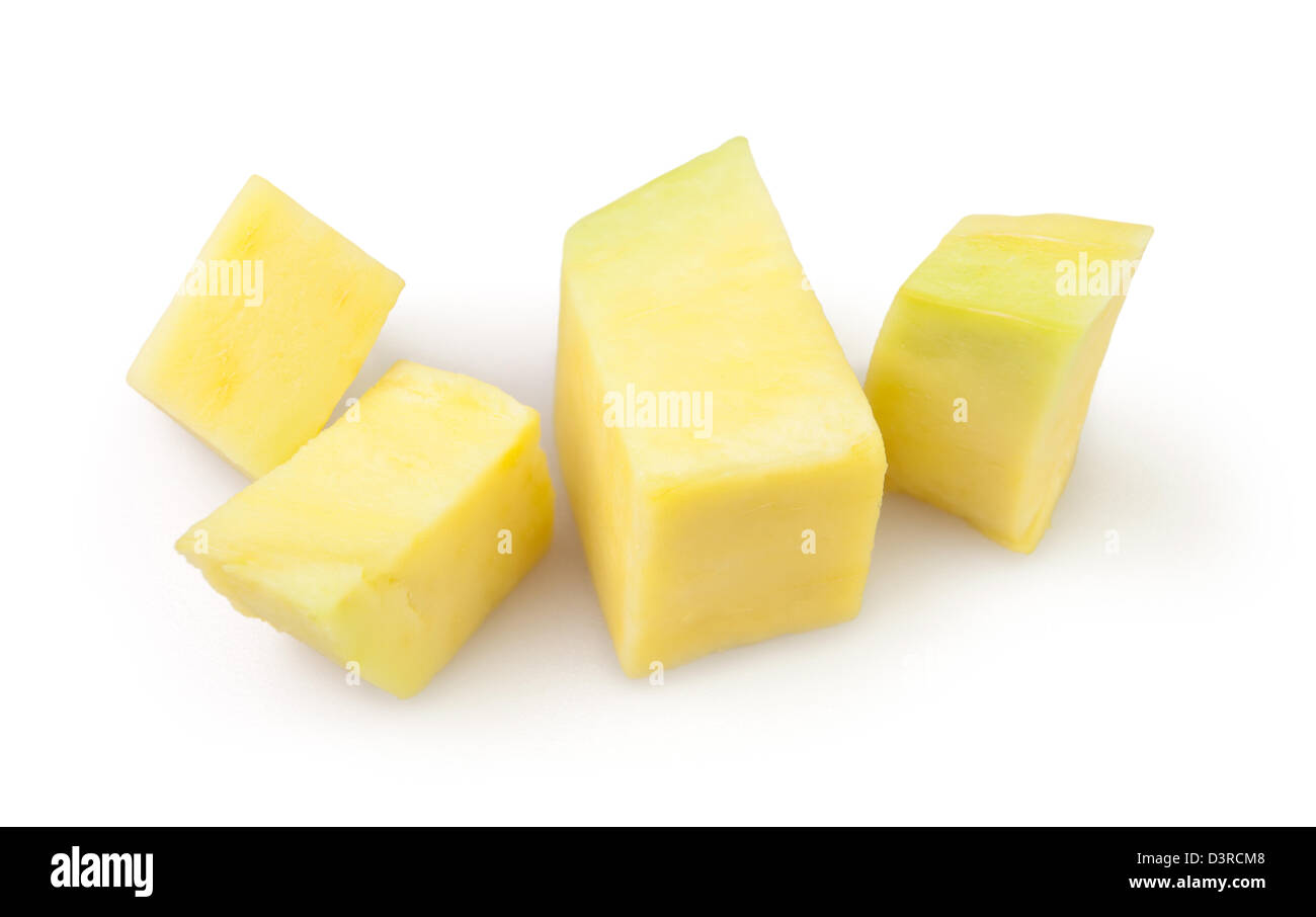 Pezzi di avocado su sfondo bianco Foto Stock