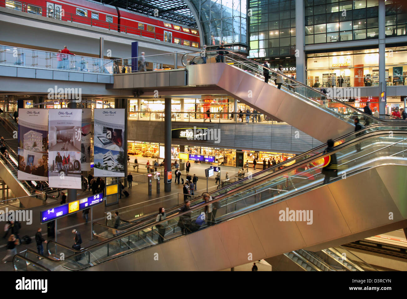 Berlino, Germania, passanti in Berlino Stazione Centrale Foto Stock