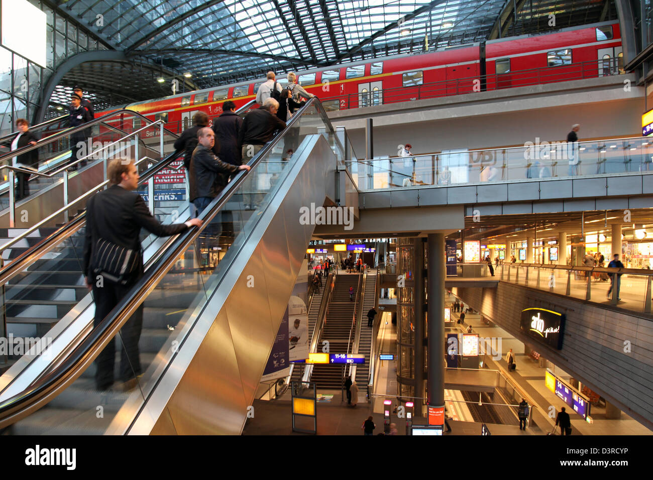 Berlino, Germania, passanti in Berlino Stazione Centrale Foto Stock