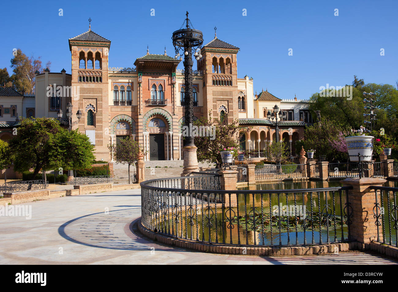 Museo delle arti e tradizioni di Siviglia in stile mudejar Pavilion, il Parco Maria Luisa, Siviglia, Andalusia, Spagna. Foto Stock