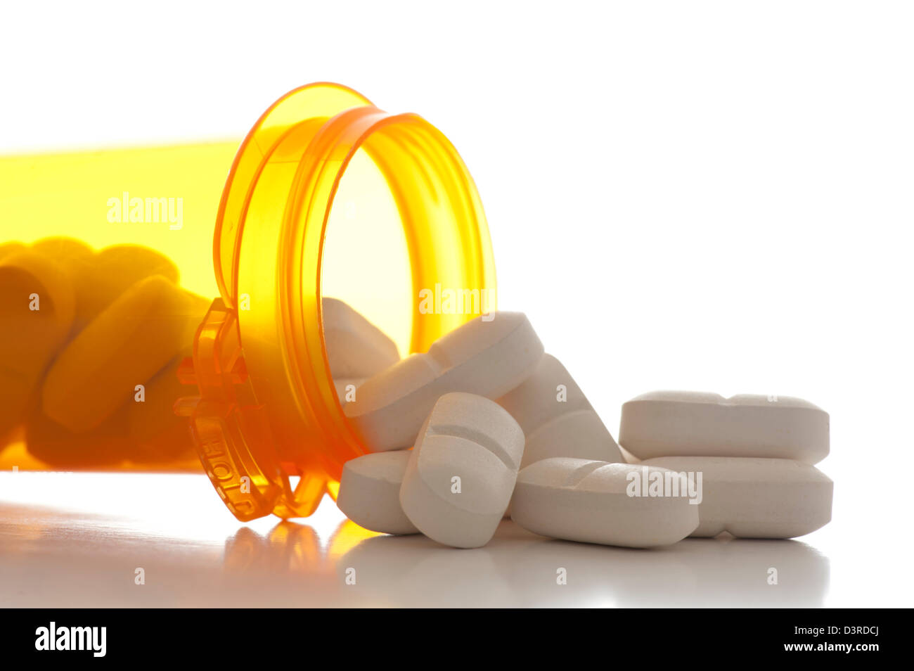 Vista ingrandita della pillola prescrizione bottiglia con le pillole e senza etichette Foto Stock