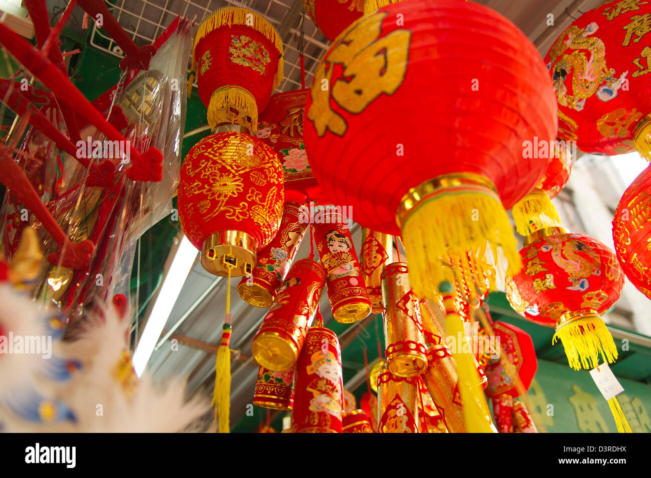 Rosso e oro, lanterne e ornamenti per il nuovo anno cinese sono in mostra in un negozio. Foto Stock