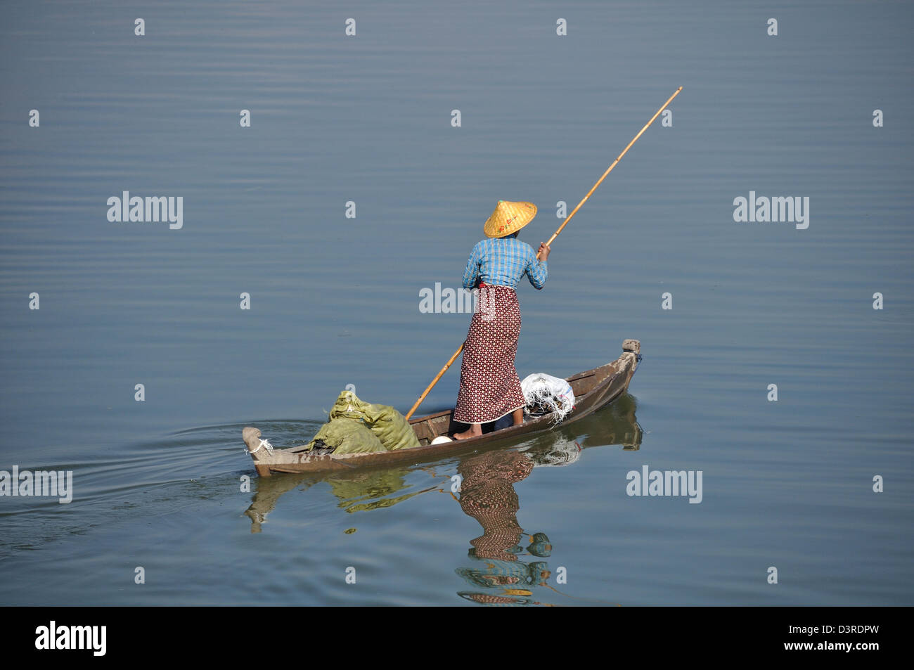 Una donna locale sterline in Barca su lago Taungthaman, Yangon (Rangoon) Myanmar (Birmania) Foto Stock