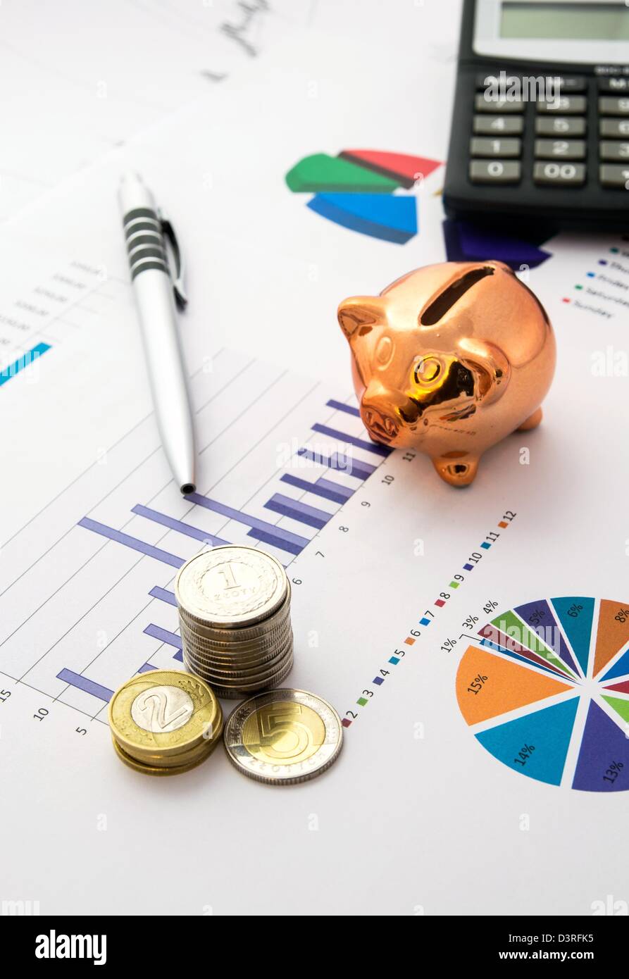 Risparmio di denaro concetto: grafici, calcolatrice, penna, maiale, monete Foto Stock