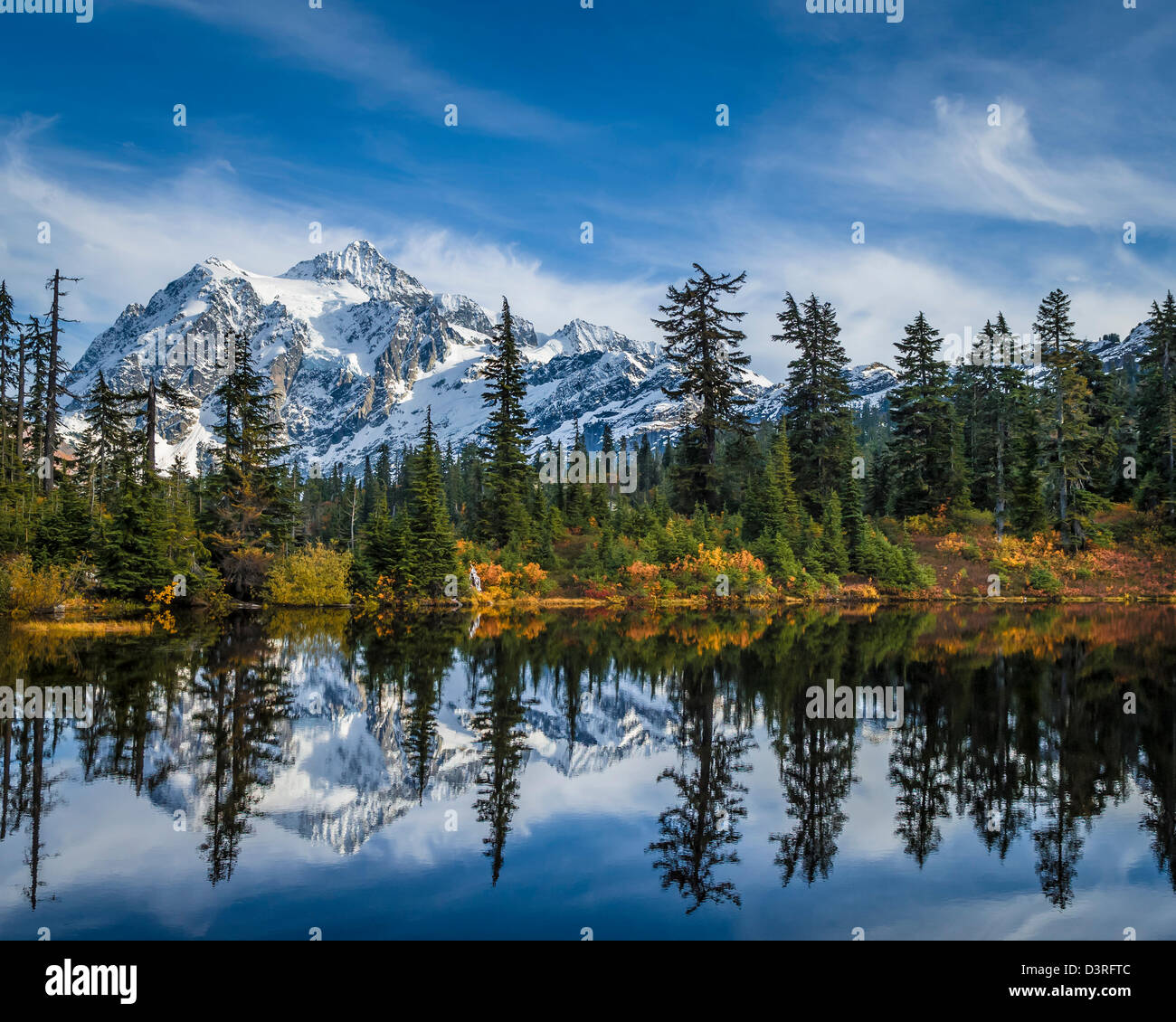 Mount Shuksan e foto lago, Mount Baker-Snoqualmie National Forest, Northern Cascade Mountains, Washington. Foto Stock