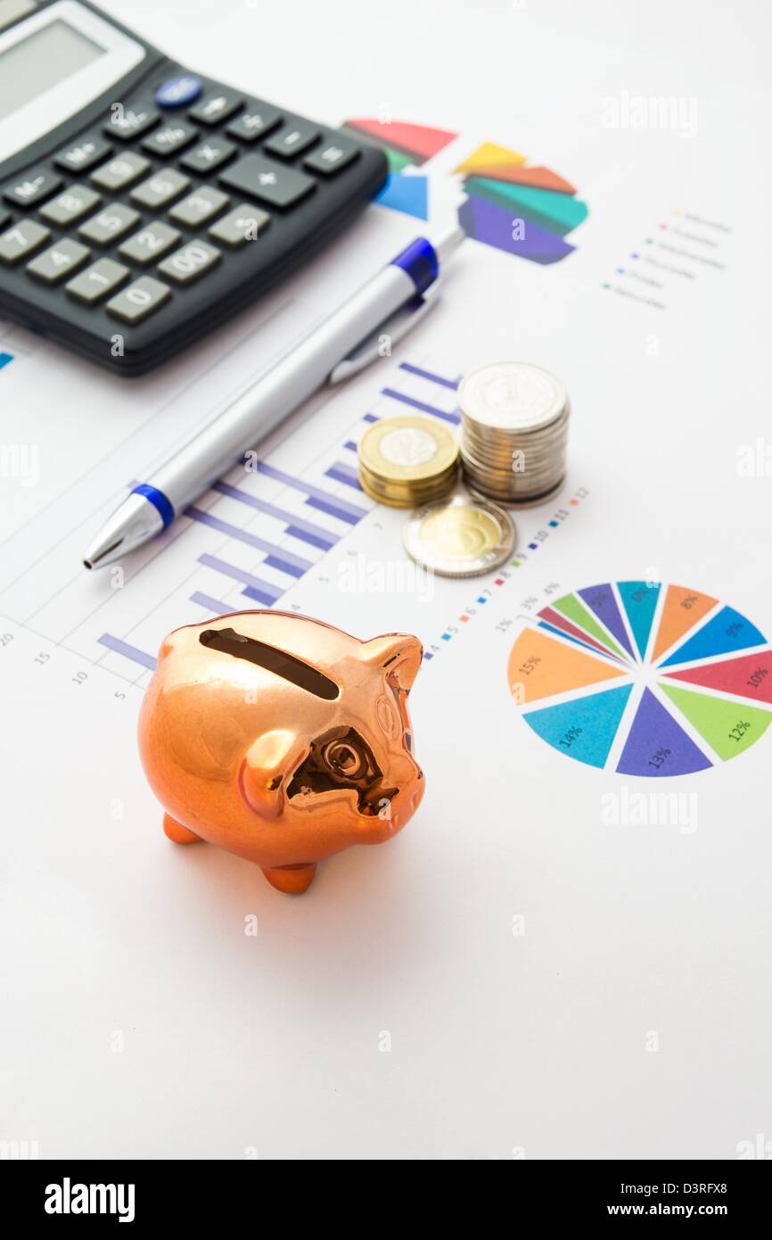 Risparmio di denaro concetto: grafici, calcolatrice, penna, maiale, monete Foto Stock