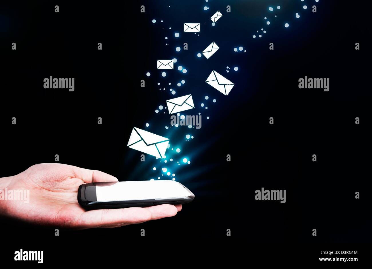 Abstract, toccando telefono mobile, battenti buste. Messaggio Composizione in streaming Foto Stock