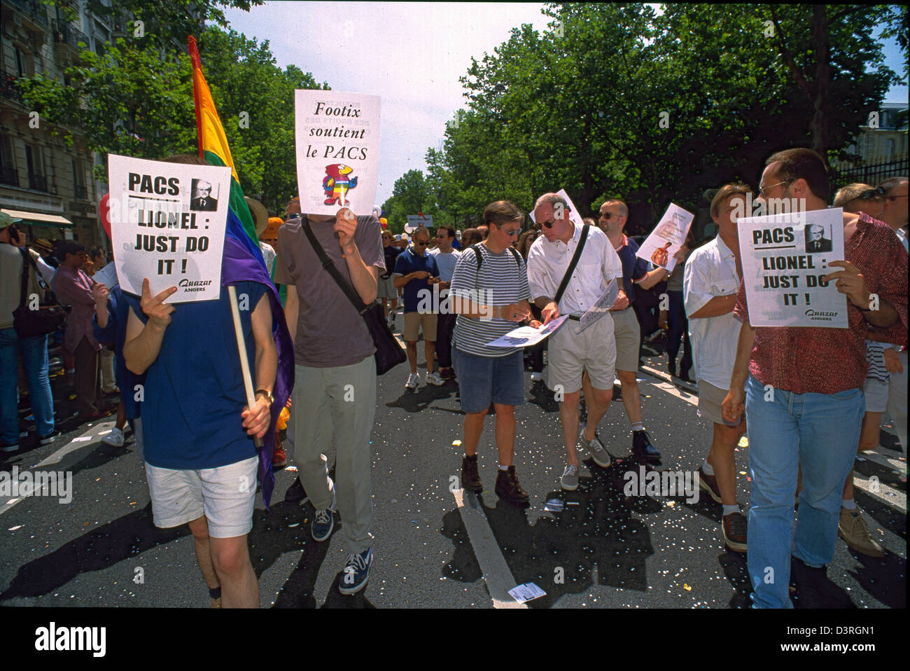 Parigi, Francia. Dimostrazione dell'orgoglio gay, gay francesi, gruppi LGBT che protestano per il contratto di partenariato, PACS (matrimonio pre-gay) lotta per i diritti gay, segni di protesta dell'orgoglio, discriminazione, protesta per i diritti civili marzo, 1990s, lgbt samesex Foto Stock