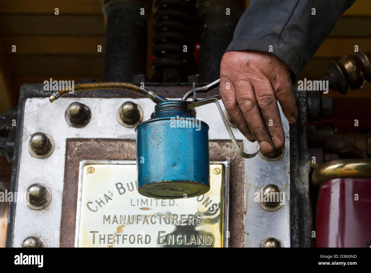 Fotografia di un ingegneri mano che regge una lattina di olio in un rally a vapore evento in East Yorkshire. Foto Stock