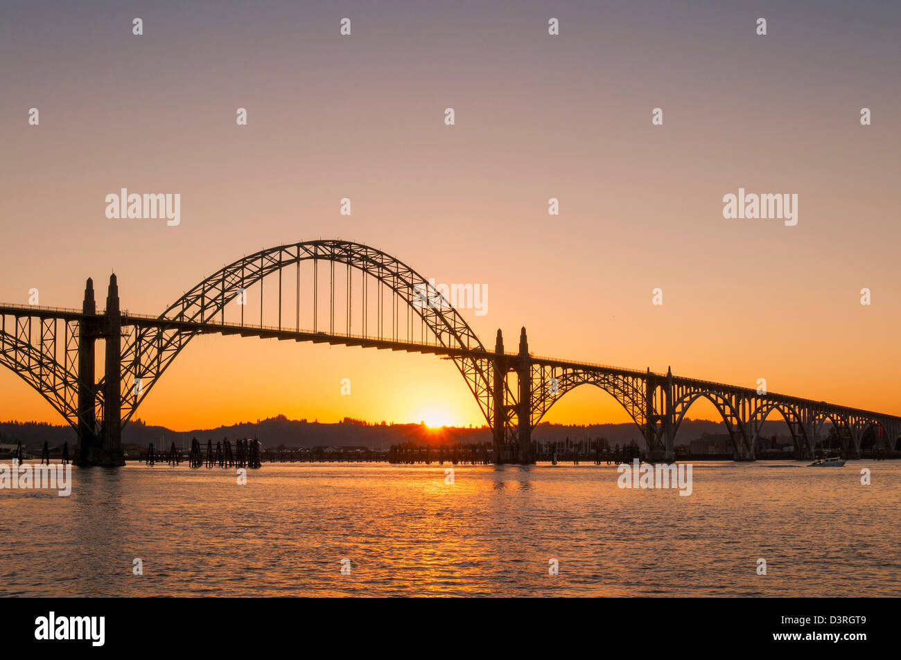 Yaquina Bay Bridge di sunrise, Newport, central Oregon Coast. Foto Stock