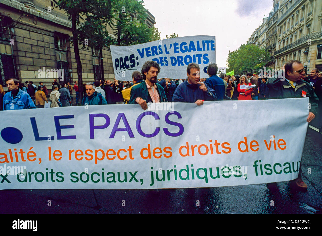 Parigi, Francia... Dimostrazione pubblica, grande folla di persone, Front, gay francesi, protesta dei gruppi LGBT, striscioni, per contratto di partnership, PACS (Pre-Gay Marriage). Protesta attivista del 1990, marcia di protesta per i diritti civili Foto Stock