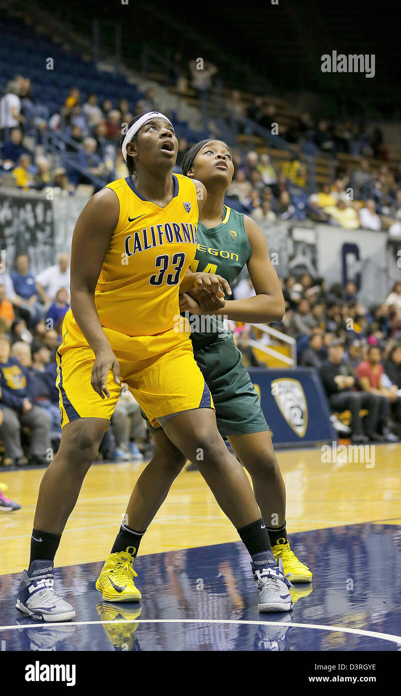 Berkeley, CA, Stati Uniti d'America. 22 Feb, 2013. Durante il NCAA Womens Gioco di basket tra università di Oregon Ducks vs California Golden Bears,33 C Talia Caldwell di cal blocco fuori Oregon 14 Jillian Alleyne a Hass Pavilion Berkeley Calif Foto Stock
