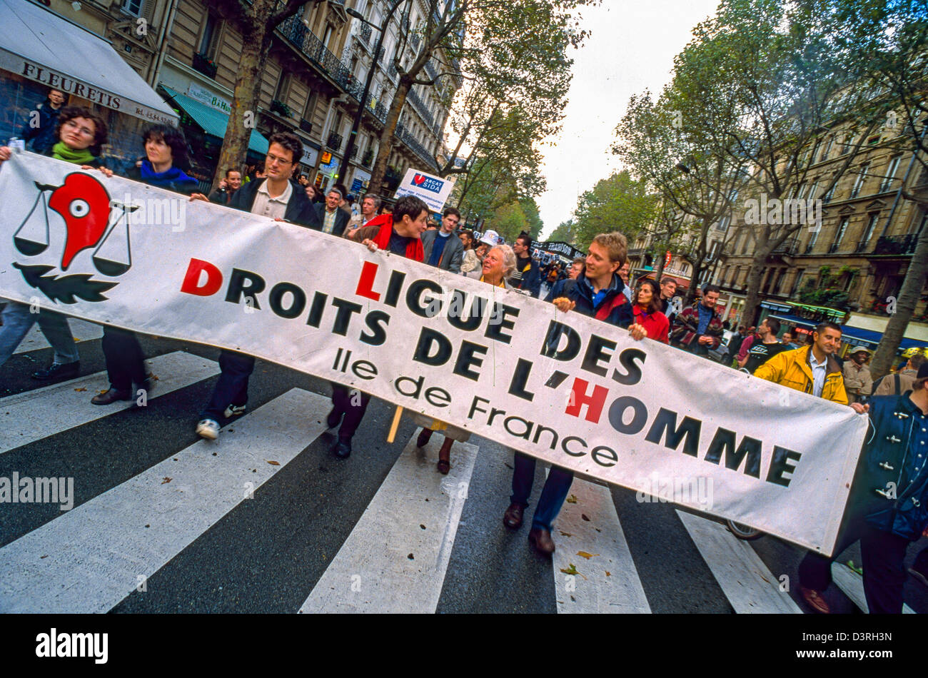 Parigi, Francia. Dimostrazione pubblica, Francese organizzazione per i Diritti Umani del gruppo Holding, attivista banner di protesta, protestando per contratto di partenariato, PACS (Pre-Gay matrimonio) persone marzo street Foto Stock
