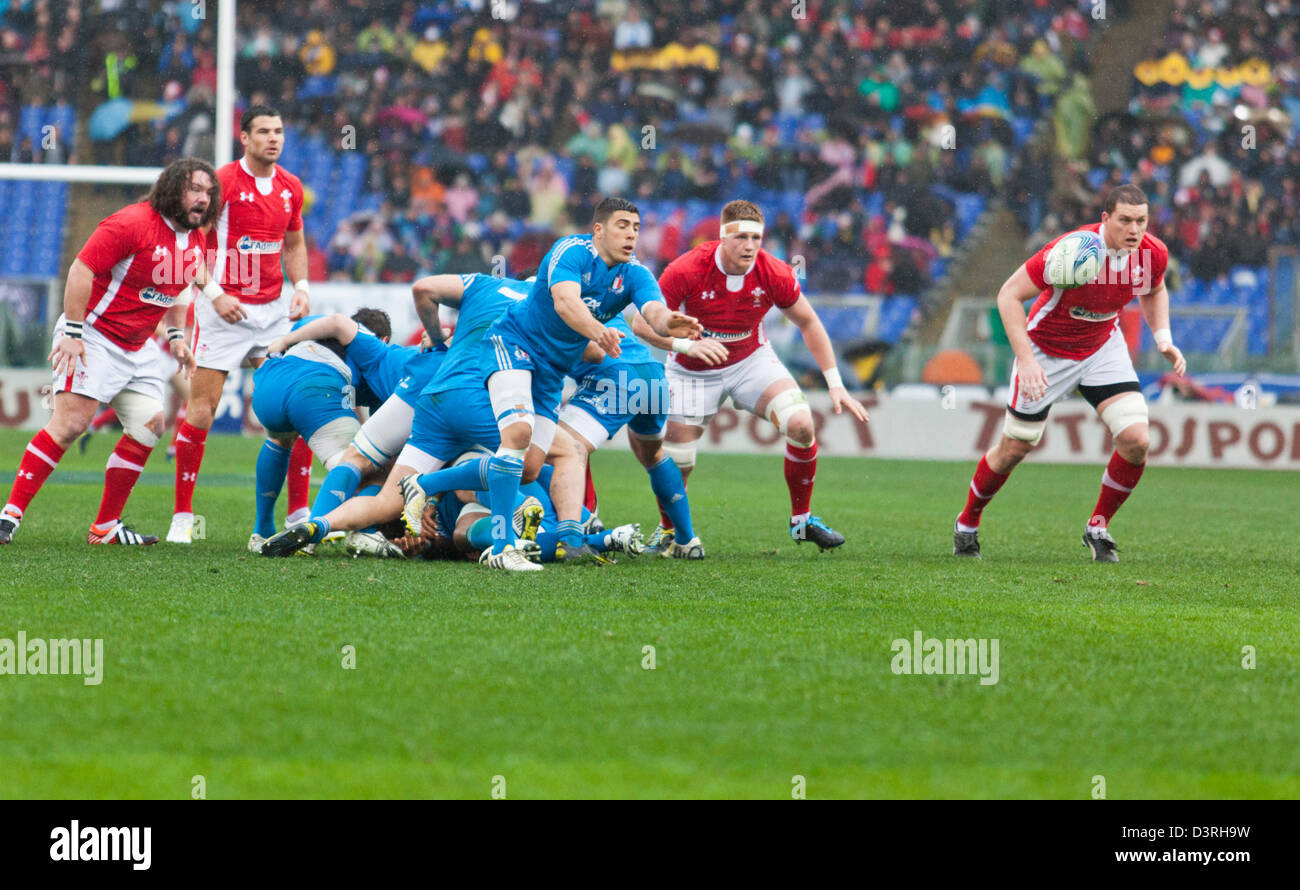 Roma, Italia. Il 23 febbraio, 2013. Sei Nazioni di rugby. Italia vs Galles Roma, Italia. Pacchetto di mischia italiano mezza Edoardo Gori passa fuori la sfera Foto Stock