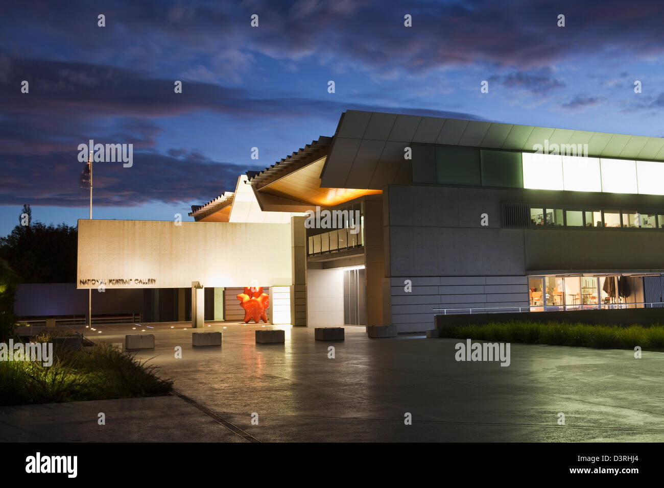 National Portrait Gallery illuminata di notte. Canberra, Australian Capital Territory (ACT), Australia Foto Stock