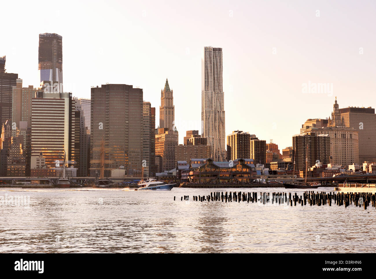 Vista al tramonto di Lower Manhattan e il South Street Seaport da Brooklyn Pier Foto Stock