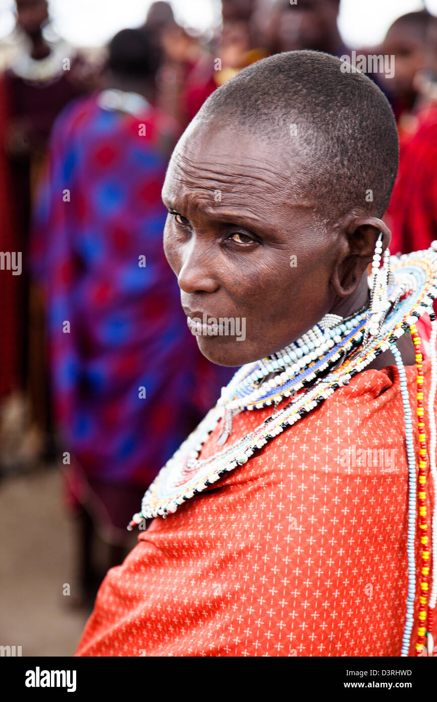 Una donna Masai nella collana cerimoniale. Tanzania Foto Stock