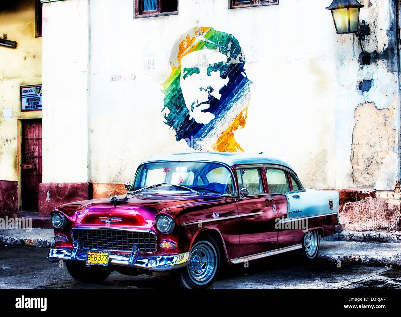 Headline spazio serbatoio Yank Vecchia Havana Cuba Chevy classic auto parcheggiate davanti che la pittura murale Foto Stock