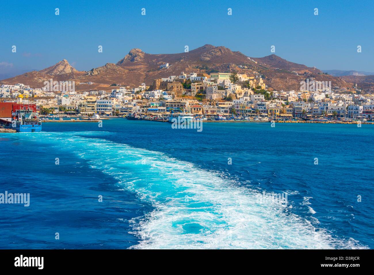 Da Atene di prendere un traghetto per visitare le isole greche, Naxos è una sosta nel viaggio attraverso il Mare Egeo embayment del Mediterraneo Foto Stock