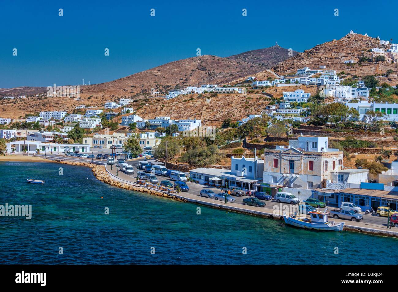 Da Atene di prendere un traghetto per visitare le isole greche, Ios è la prima fermata in viaggi attraverso il Mare Egeo embayment del Mediterraneo Foto Stock