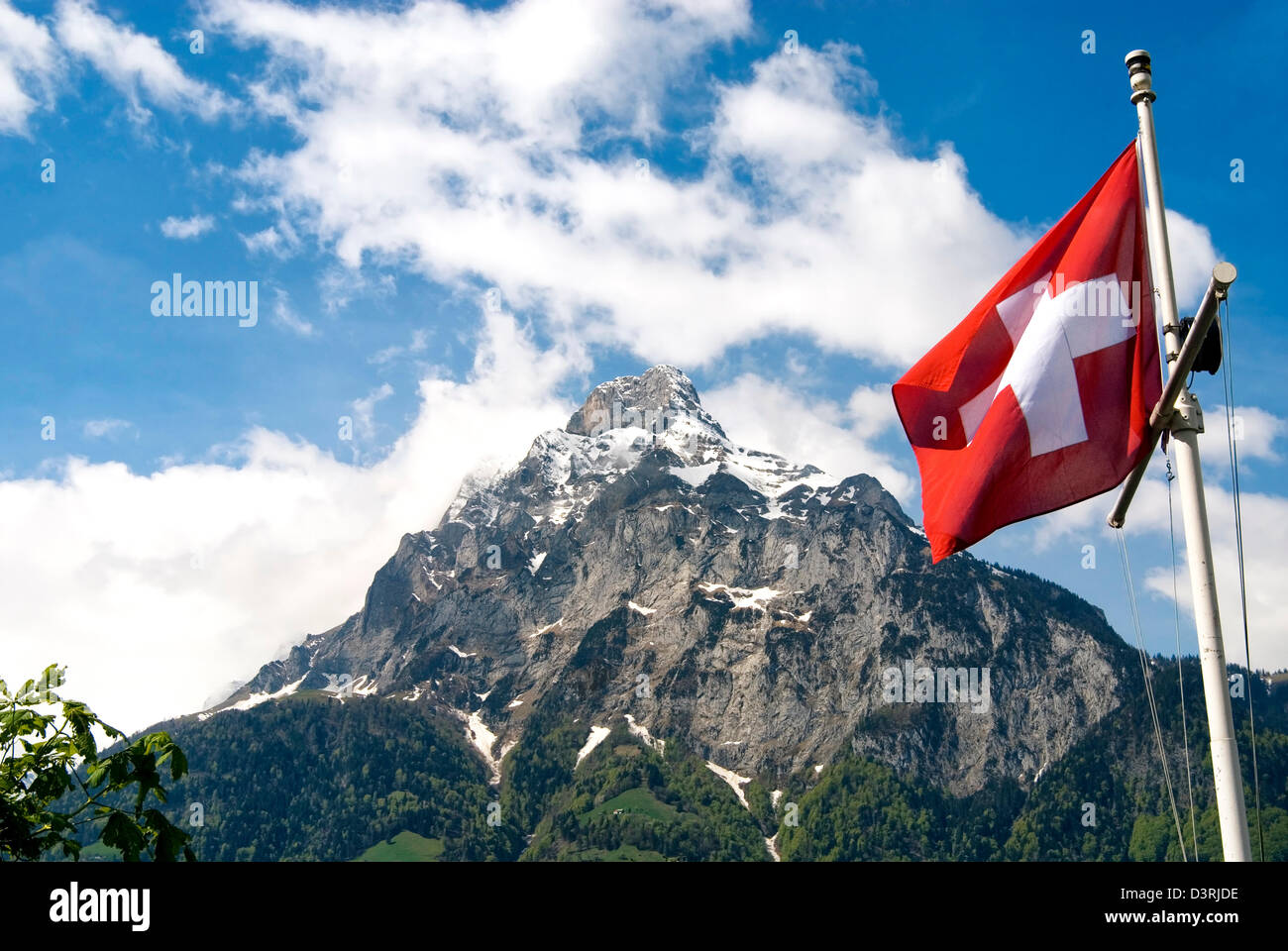 Bandiera svizzera di fronte al Uri-Rotstock picco di montagna al lago di Lucerna vicino Bauen in Svizzera Foto Stock