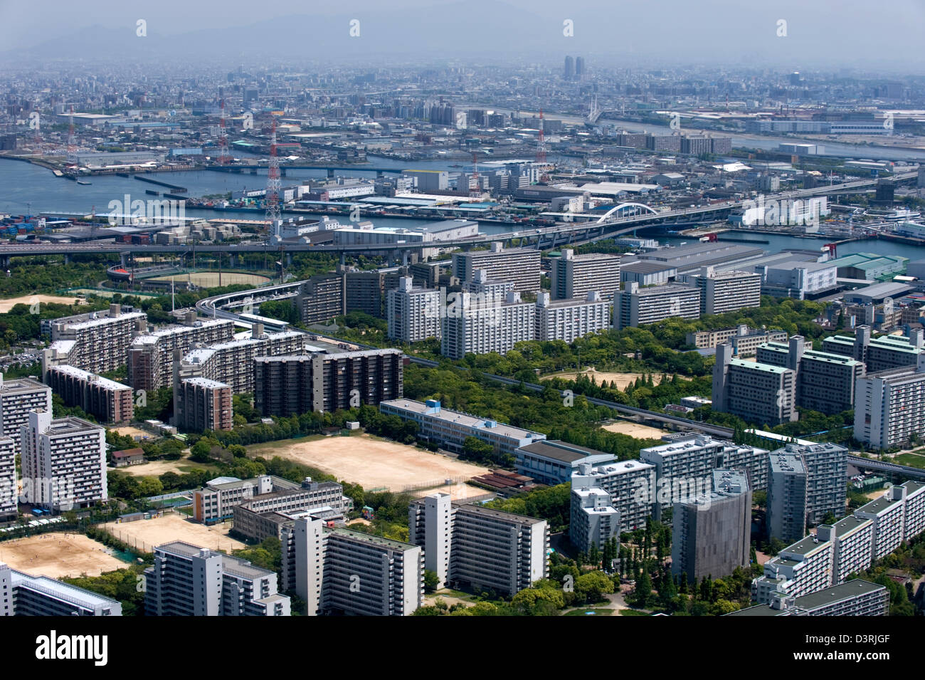 Vista aerea di Osaka's Sakishima Nanko isola e la zona del porto con alto edificio di appartamenti e condomini costruito su terreni bonificati Foto Stock