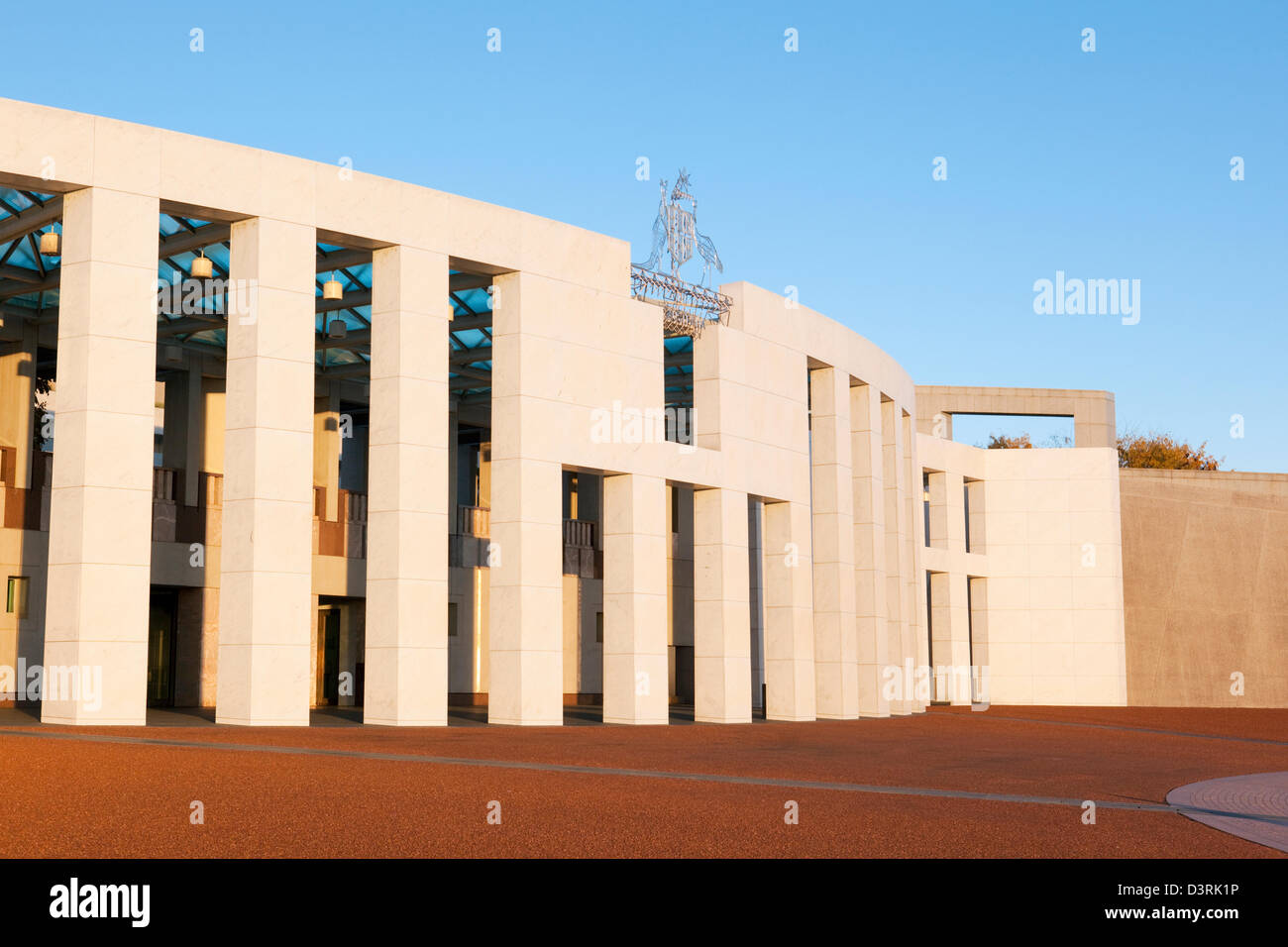 Bianca facciata in marmo del grande veranda al Parlamento. Canberra, Australian Capital Territory (ACT), Australia Foto Stock
