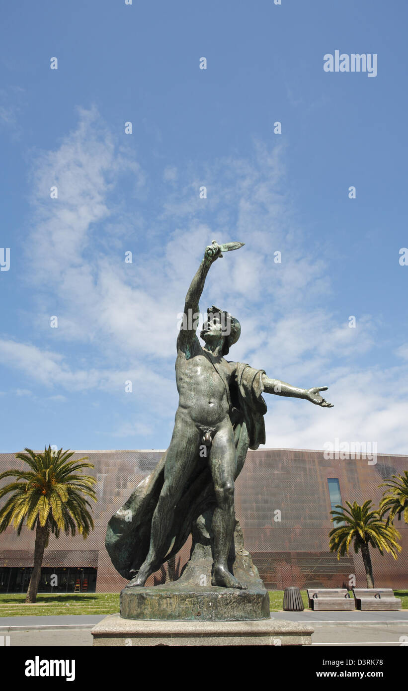 Il gladiatore romano statua che si trova nella parte anteriore del De Young Museum di San Francisco, California, Stati Uniti d'America Foto Stock