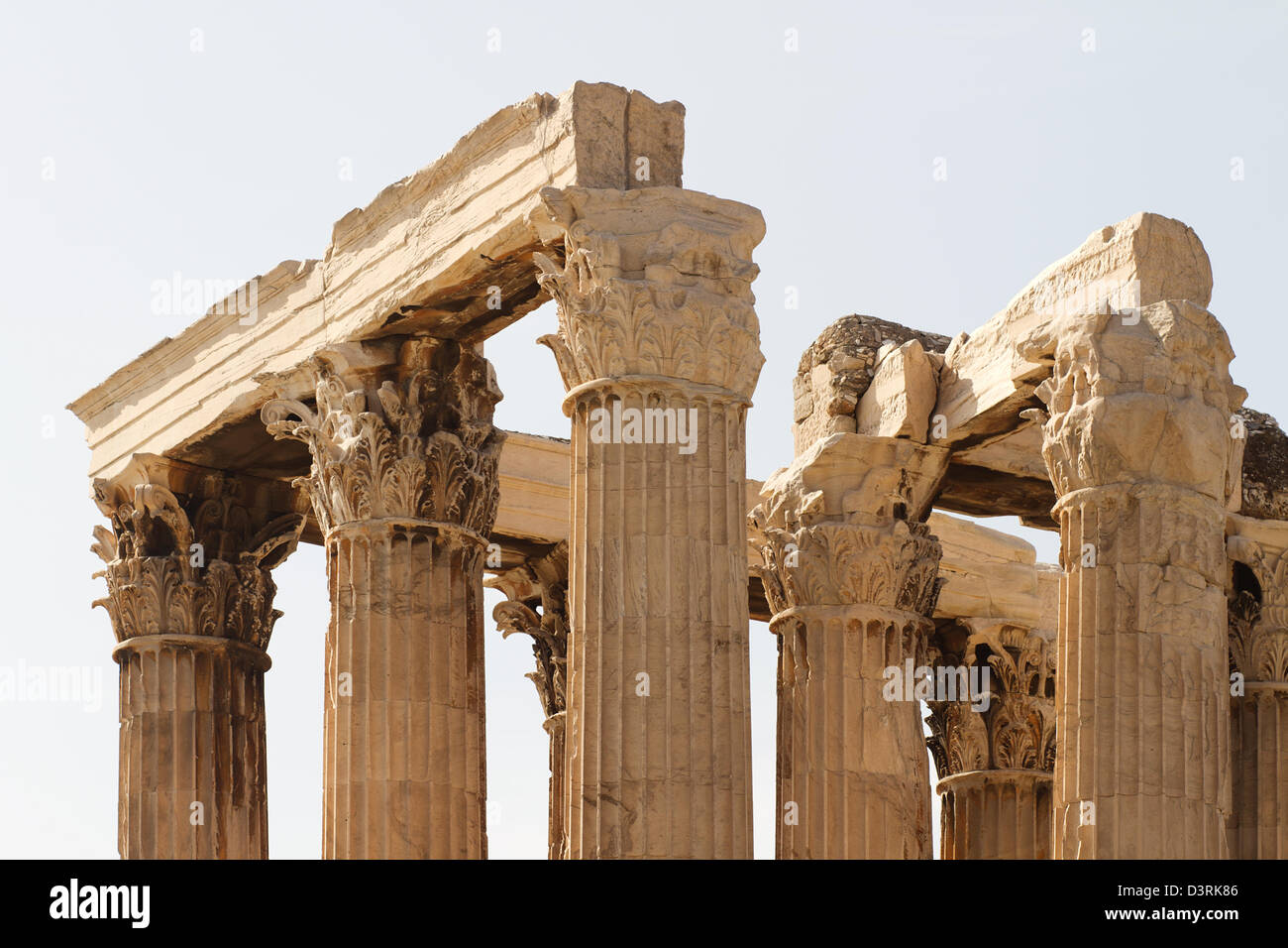 Il tempio di Zeus Olimpio, noto anche come il olympieion o colonne di Zeus Olimpio, è un colossale tempio in rovina nel centro della capitale greca Atene che è stato dedicato a Zeus re dell'olympian dèi. Uno dei simboli della città di Atene e la cultura greca Foto Stock