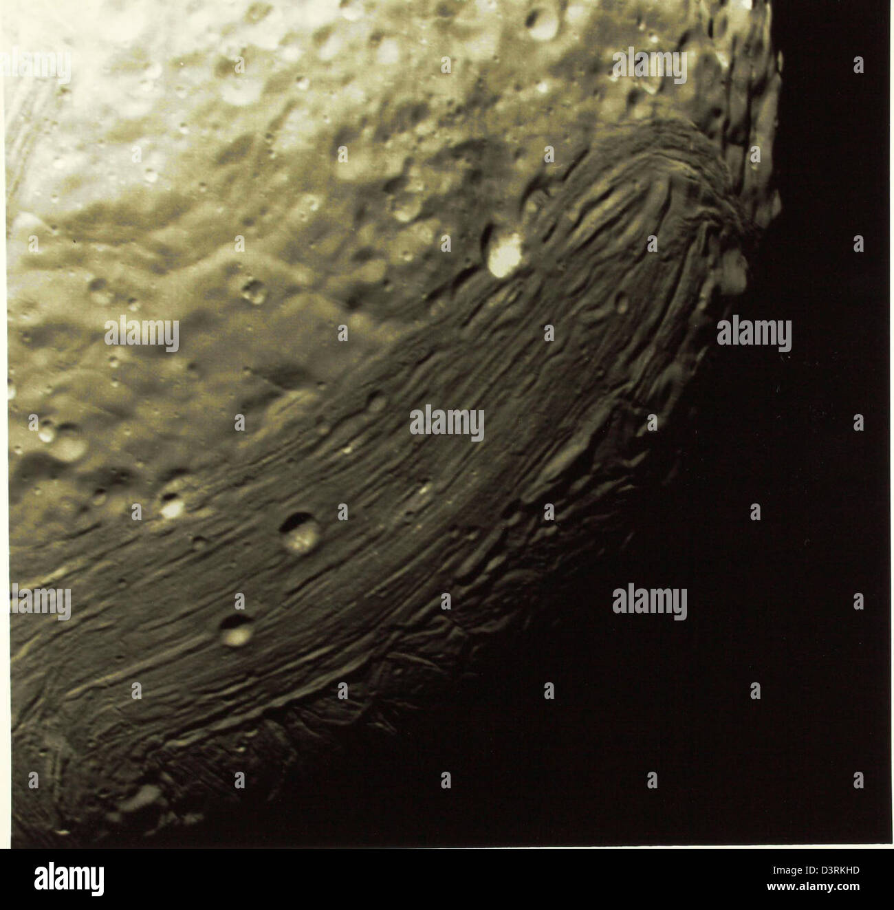 Una foto lucida di Urano, scattata dalla NASA durante il sorvolo del pianeta nel 1986 dalla Voyager 2, cattura i dettagli della sua atmosfera e degli anelli. Questa fotografia rimane una delle immagini chiave nello studio dei pianeti esterni nel nostro sistema solare. Foto Stock