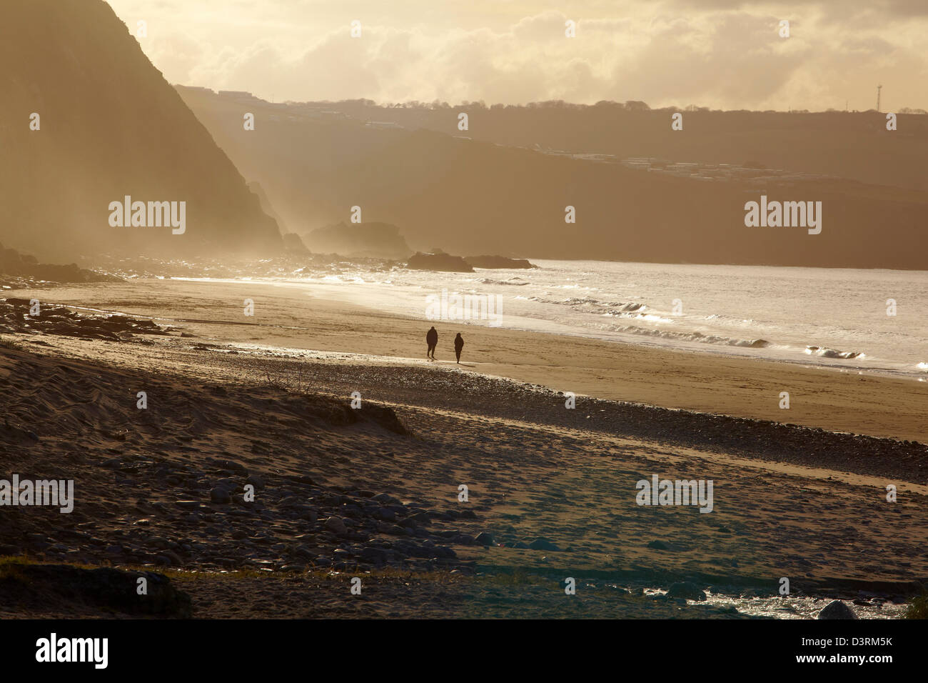 Dog walkers sul Penbryn beach, West Wales, Ceredigion, d'inverno. Foto Stock