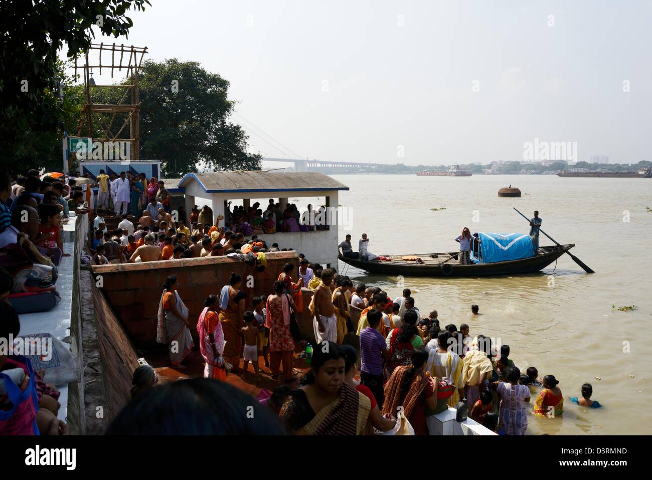 Giudici Ghat,Ganga porta dell'acqua,attività quotidiana di raccolta di acqua santa per i rituali o eseguire rituali,bagno,offerte,36MPX,Hi-res Foto Stock