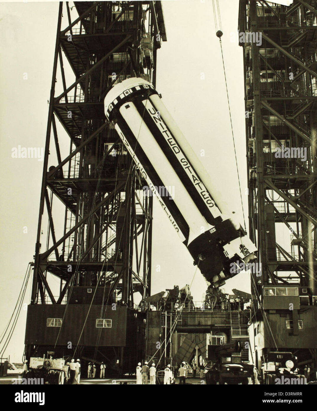 Questa foto lucida di Saturno, catturata dalla navicella spaziale della NASA, mette in evidenza gli anelli distinti del pianeta e le caratteristiche atmosferiche. Saturno rimane uno dei pianeti più iconici del sistema solare per l'esplorazione e lo studio dello spazio. Foto Stock