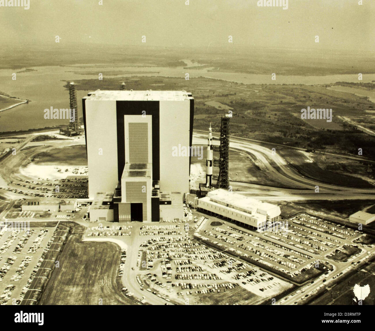 Il razzo Saturn SA-5, un precursore del Saturn V, è raffigurato in una foto lucida. Questo razzo fu parte integrante dei test dell'hardware e dei sistemi che avrebbero poi supportato le missioni Apollo. Foto Stock