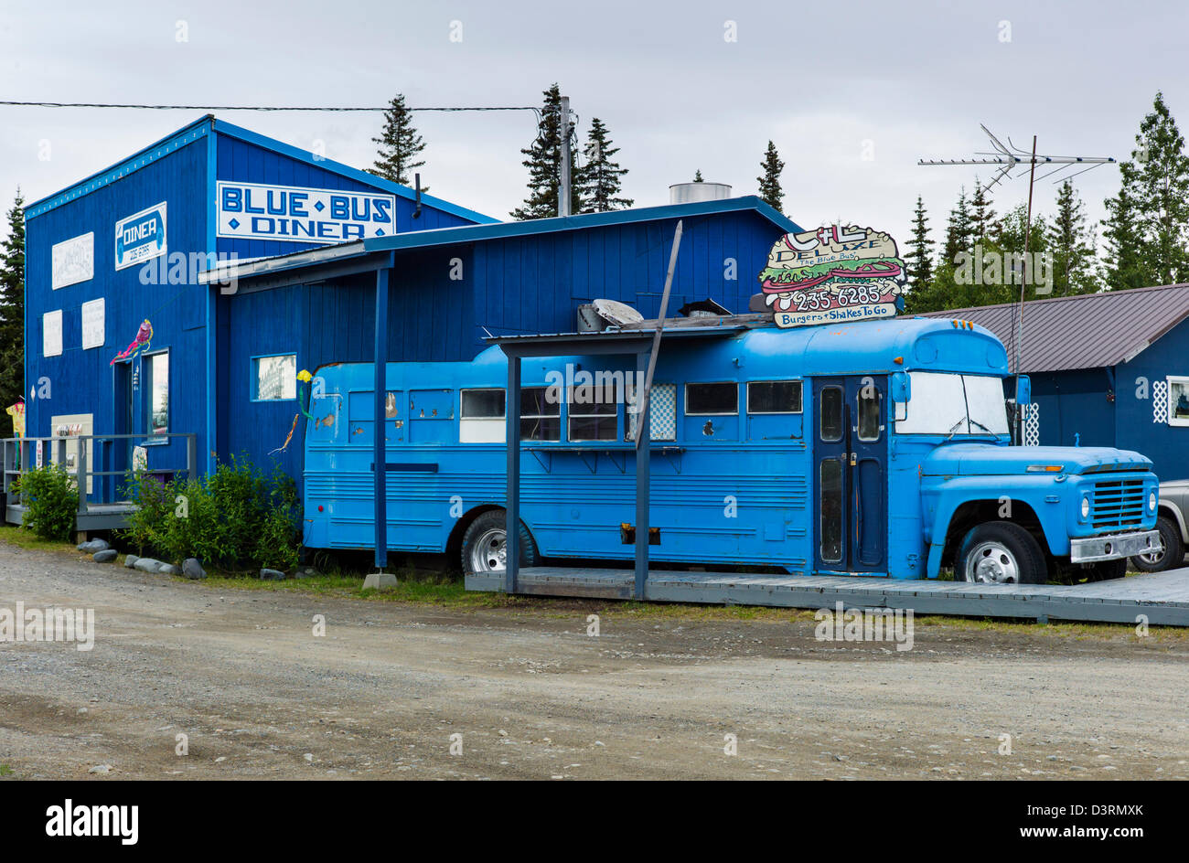 Autobus blu Diner vicino al punto di ancoraggio, Kenai Peninsula, Alaska, Stati Uniti d'America. Vecchio autobus dipinto di blu e convertito in una caffetteria. Foto Stock