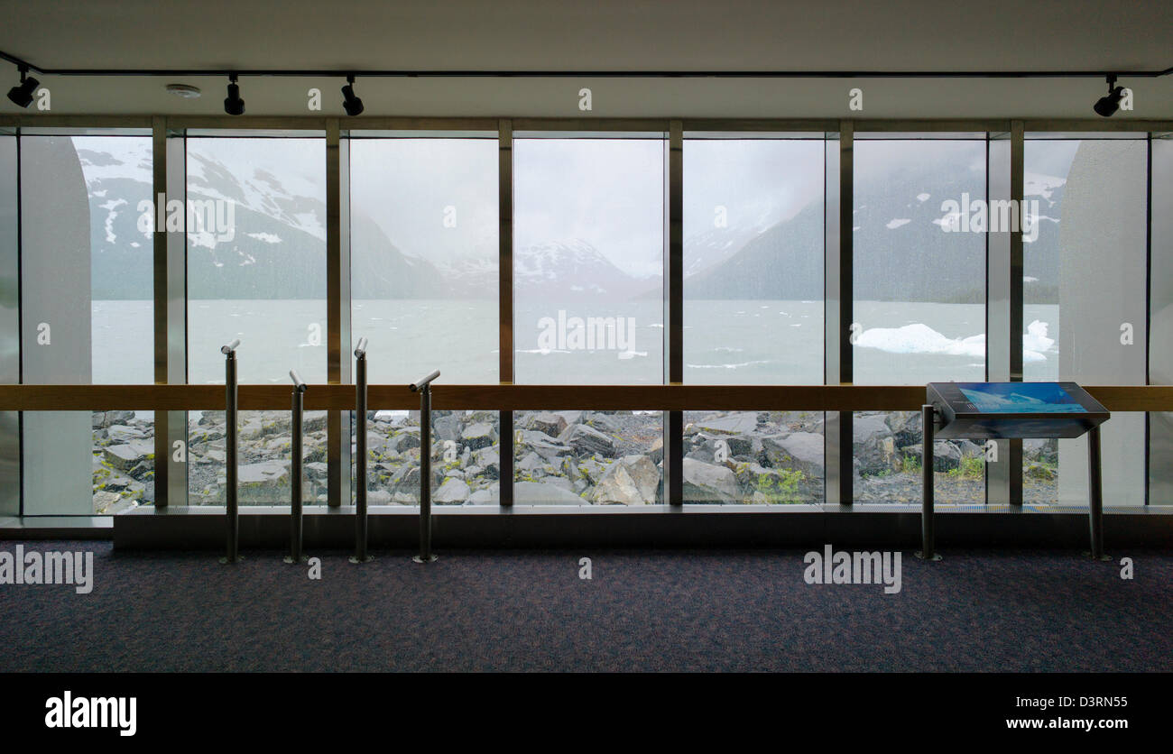 Visualizzare le finestre grandi, Boggs Visitor Center, Lago di Portage Portage Glacier, Chugach National Forest, Portage, Alaska, STATI UNITI D'AMERICA Foto Stock