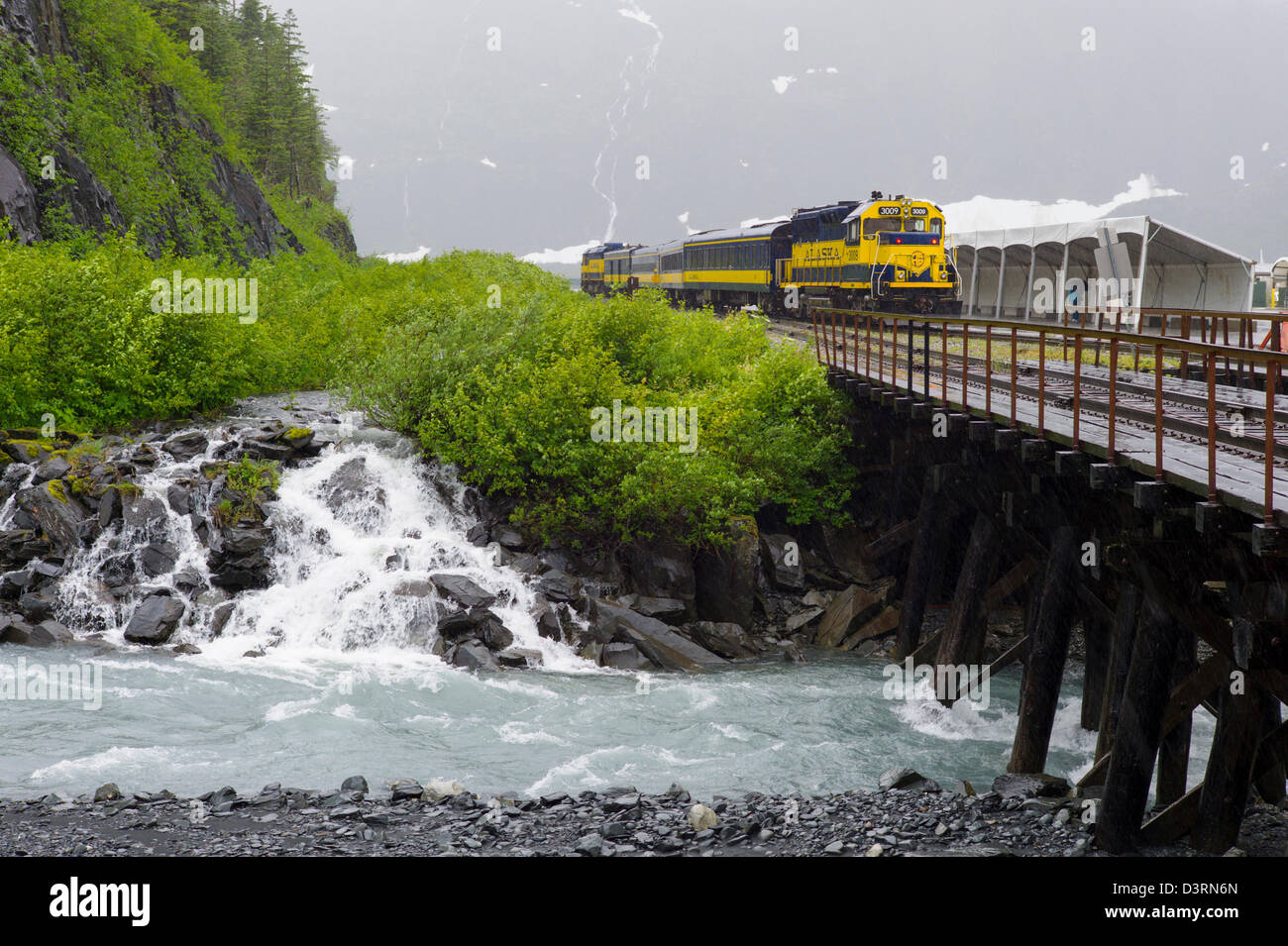 L'Alaska Railroad Depot e treno, Whittier, Alaska, Stati Uniti d'America. Un tunnel da Whittier a Portage è condivisa da auto e ferrovia. Foto Stock