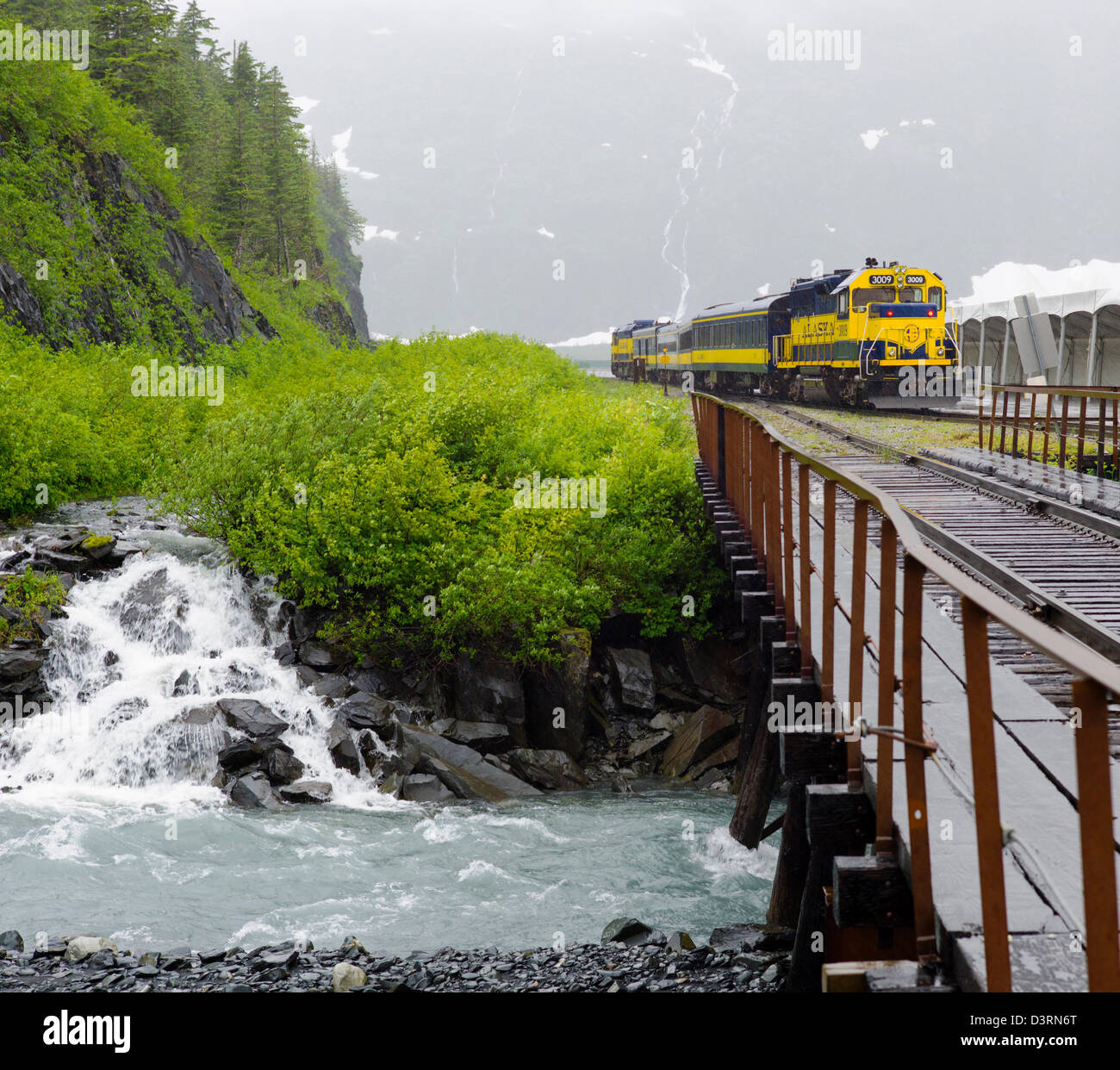 L'Alaska Railroad Depot e treno, Whittier, Alaska, Stati Uniti d'America. Un tunnel da Whittier a Portage è condivisa da auto e ferrovia. Foto Stock